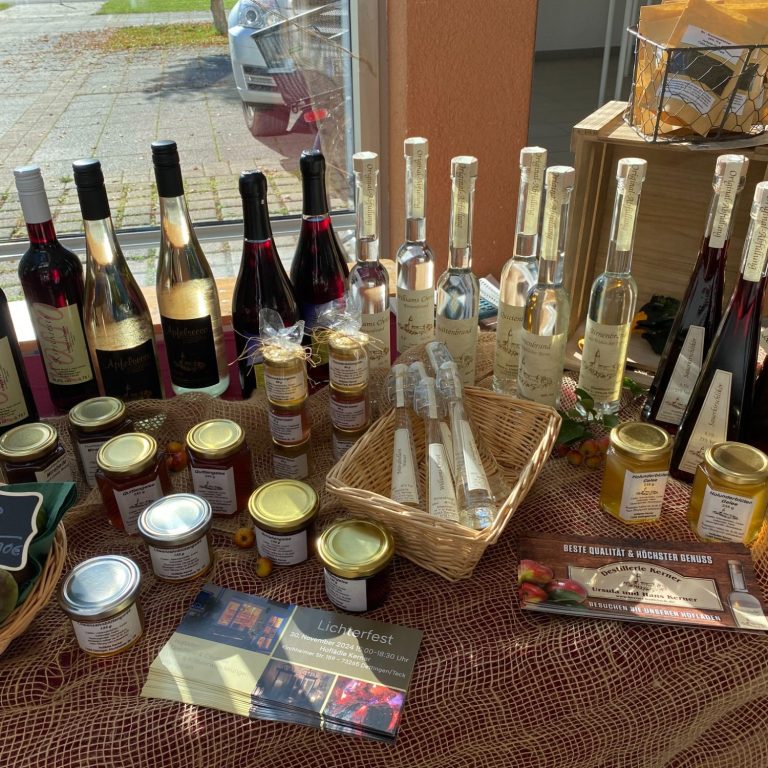 Apfelfest Diverse Obstsorten in Körben auf einem Tisch, darunter Äpfel und Birnen.