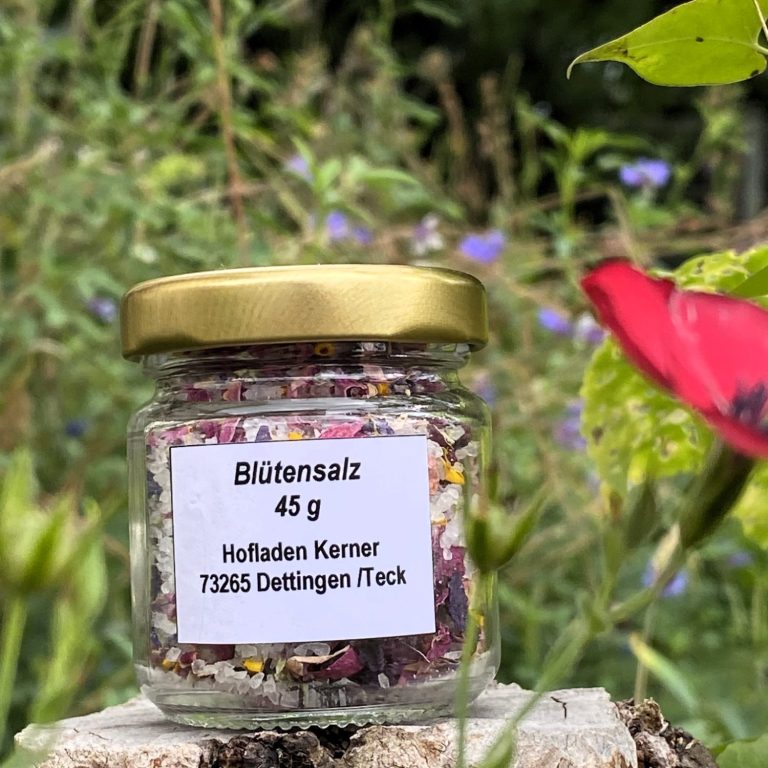 Glasbehälter mit 45 g Blütensalz, Etikett mit Informationen zum Hersteller.